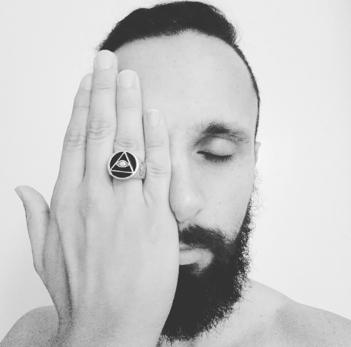 TheBlack_Void_'s tweet photo. Let me introduce myself to all my new friends..

- I'm Fabrizio 101% 🇮🇹
- Live in Torino
- I illustrate from more than 8 yrs
- I'm 30+ yrs old 👀
- Web designer working in a company
- You can find all my works on my Linktree in bio

What about you? 👇 https://t.co/Qv9wgQ2pfM