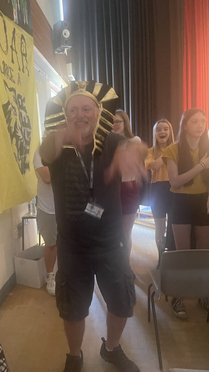 Some of our staff throughly enjoying today! Miss L & Mr W caught on camera doing the Macarena 🎵 🪩 🕺 💃 😂🏴󠁧󠁢󠁷󠁬󠁳󠁿@EISTEDDFODMACS1 @MrWilliamsMACS @macs_science