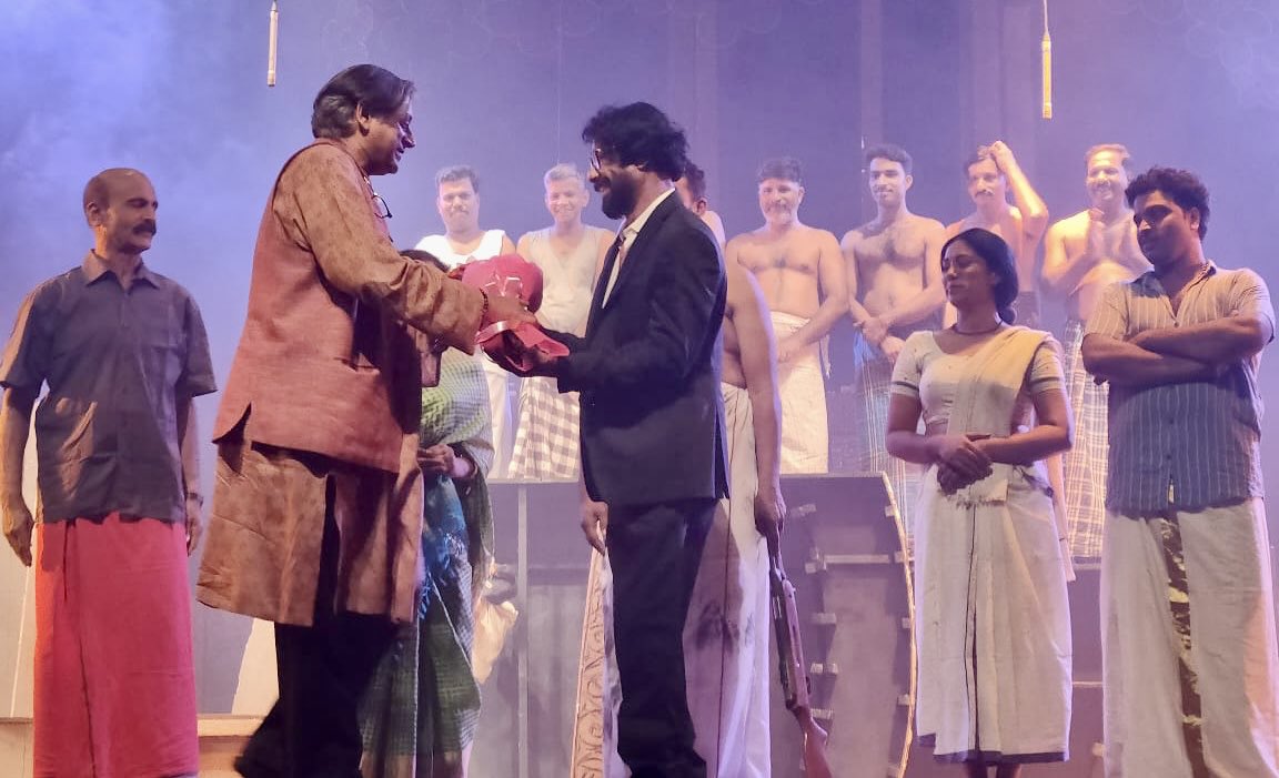ShashiTharoor's tweet photo. Attended a stunning performance of the Malayalam play BHASKARA PATTELARUM THOMMIYUDE JEEVITHAVUM based on the famous novelette by my friend Paul Zacharia. Felicitated the outstanding cast&amp; director at the @metawards @mahindrarise @teamworkarts
#metawards #17meta #BestStageDesign https://t.co/dL0FHhNslL