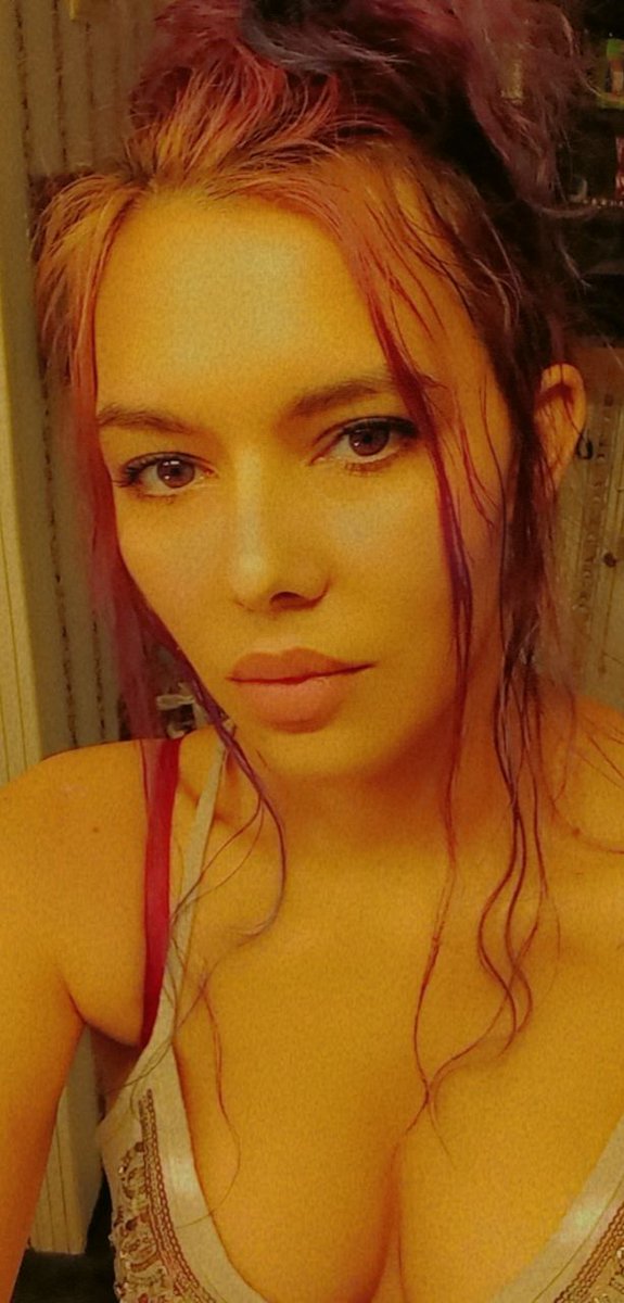 Jenniferkm6887's tweet photo. My no-makeup look and my messy updo, don't laugh https://t.co/GLZi3LXiwH