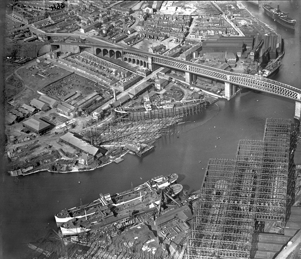 Get your magnifying glasses out for this… a bird’s eye view of the Queen Alex bridge and Doxford’s shipyard. #History #Sunderland