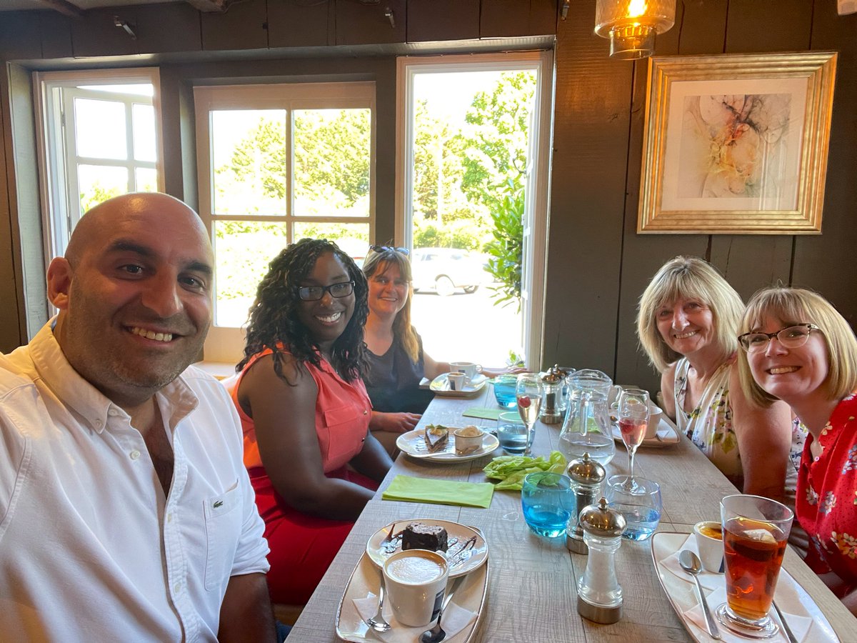 Lunch with the <a href="/MSEHospitals/">Mid and South Essex NHS Foundation Trust</a> #PaedsOrtho #DreamTeam - celebrating our new colleague &amp; the start of Summer ☀️ 

HAPPY WEEKEND EVERYONE!!! 💫
#orthotwitter #PaedipodWhoLovesHisJob