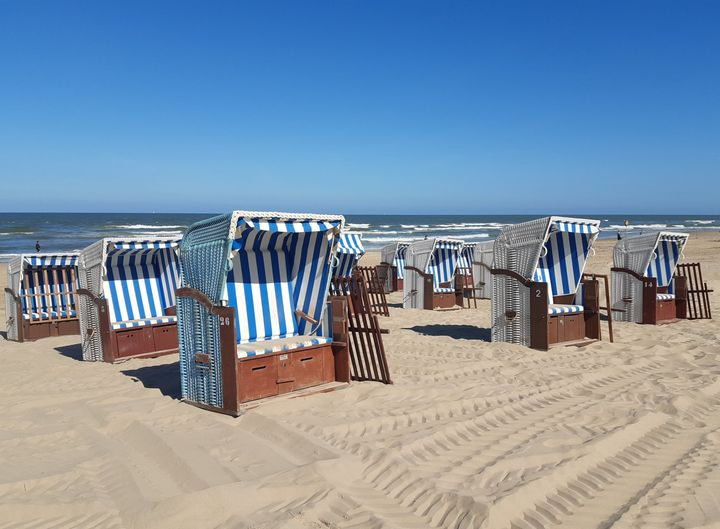Hier aan zee hoeft alles niet zo gauw,
vraagt alles om helemaal niets en dat zit me
als gegoten, met dat rustgevende wit en blauw
van zand en zee en heeft alles datzelfde ritme... 

<a href="/DZK_Egmond/">De Zee Kust EGMOND</a> <a href="/dezeekust/">De Zee Kust -DZK-</a> <a href="/versvandezee/">Vers van de Zee</a> 
#Egmondaanzee