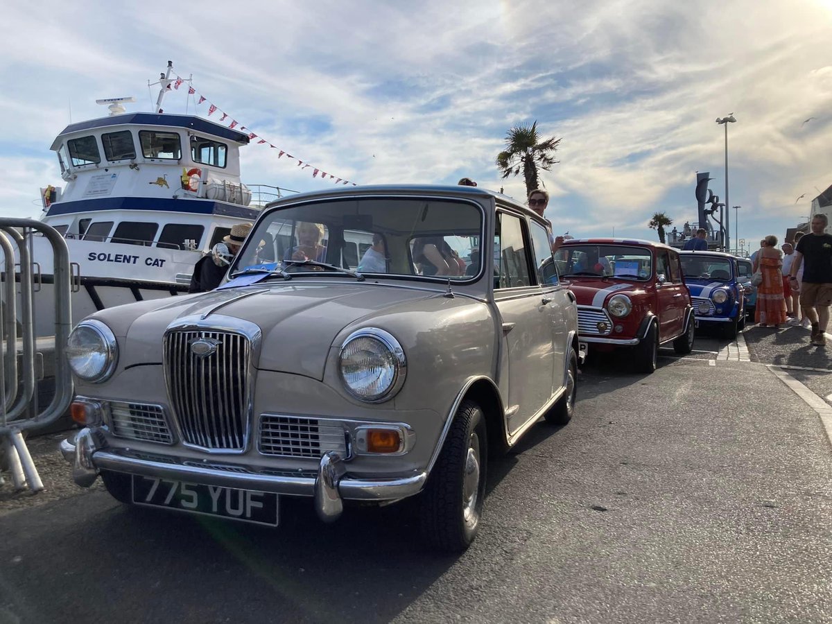 PANDSMOC's tweet photo. We’re down at #PooleQuay this evening | #MINI #MINIUK #ClassicMini #MINIFam https://t.co/GZ3Pz0osj1
