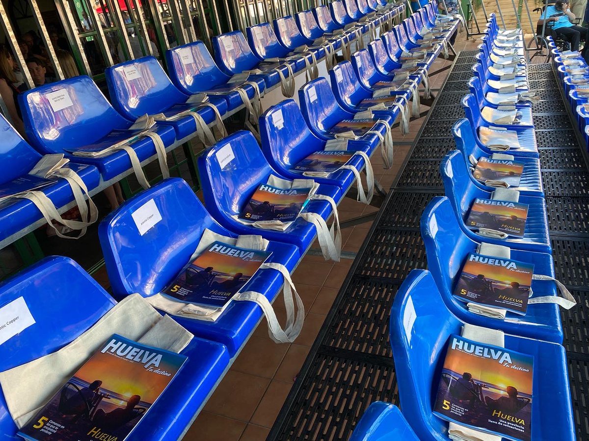 YayiMellado's tweet photo. Hoy la Revista ‘Huelva tu destino’ en el palco del @rcrtenishuelva en la final de la Copa del Rey de Tenis entre @carlosalcaraz y @aledavidovich 
#huelva @grupojoly #copadelreydetenis #carlosalcaraz #alejandrodavidovich https://t.co/fS4U6jEiQO