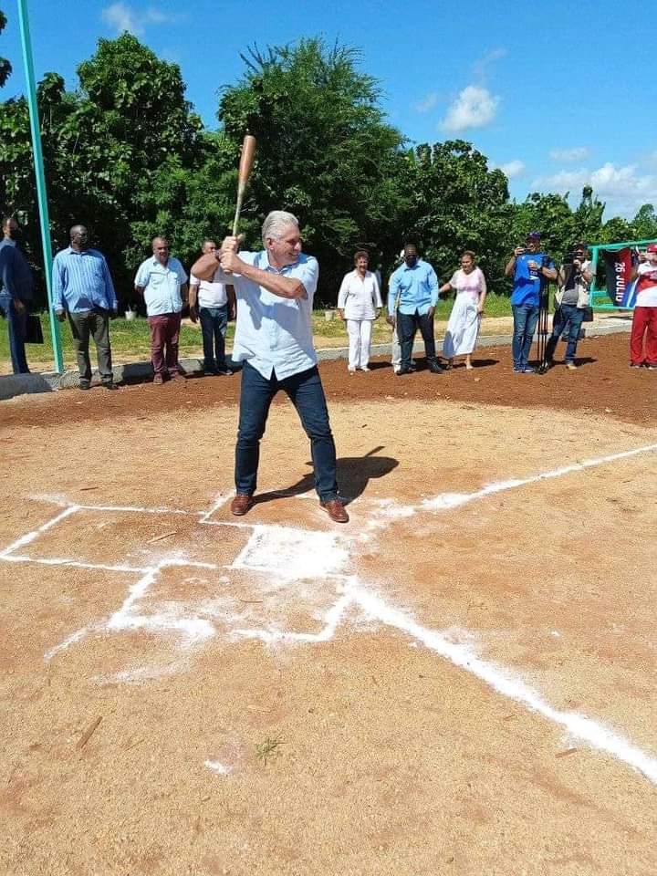 Yo soy de su equipo. De los campeones, de los que nada lo detiene. #CubaPorLaPaz <a href="/DiazCanelB/">Miguel Díaz-Canel Bermúdez</a>, <a href="/DrRobertoMOjeda/">Dr. Roberto Morales Ojeda</a> , <a href="/liscuestacuba/">Lis Cuesta</a>