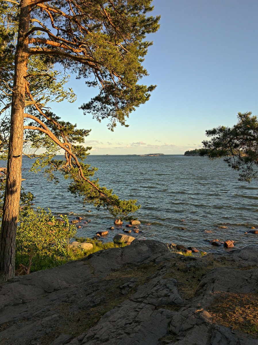 Sunny evening on the sea in Helsinki, Finland. From https://t.co/rbVaERB5Iw https://t.co/lMHPEBpg37