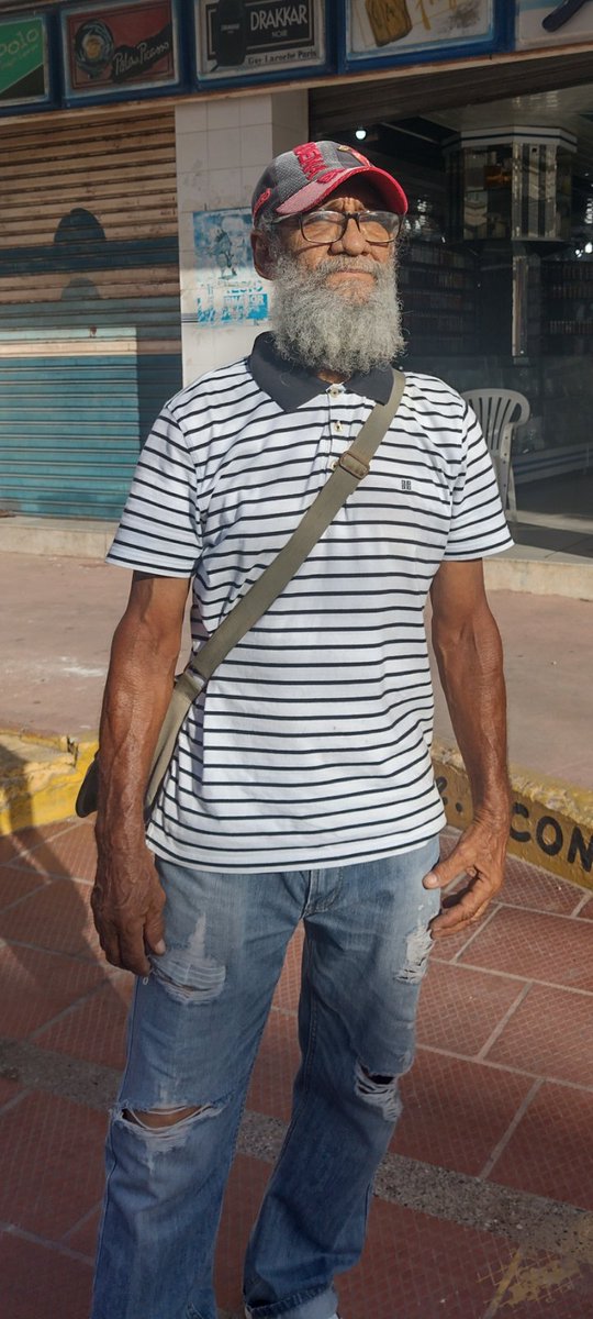 soymaicaero's tweet photo. El se gana el título de Gran Colombiano ya que la dureza de la vida no le ha hecho perder su espíritu sensible y todos los días enamora al universo con sus cantos y poesías https://t.co/nGqCHo3Djl