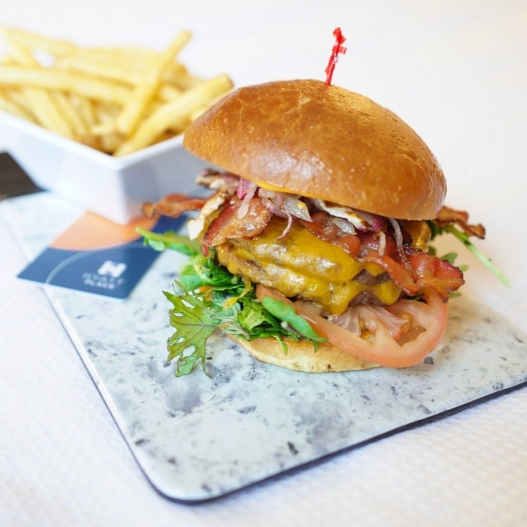Do you want to have an unique experience? Come and try our menu at our restaurant 🍔
Remember, HAPPY HOUR 5pm - 7pm 🍸
.
.
.
#hamburger #food #dinner #hyattplace #enjoy #hotelrestaurant #grandboulevard