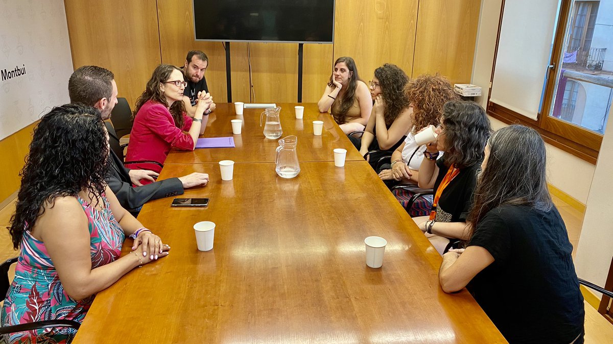 AjCaldesMontbui's tweet photo. La consellera d’@igualtatcat, @taniaverge, visita la vila per assistir al Judici de les bruixes, de #LaForca, del programa #escaldarium.
Elles li han explicat la seva obra de denúncia dels feminicidis del segle XVII i de totes les violències contra les dones
#caldesdemontbui https://t.co/qtvq8nNnEs
