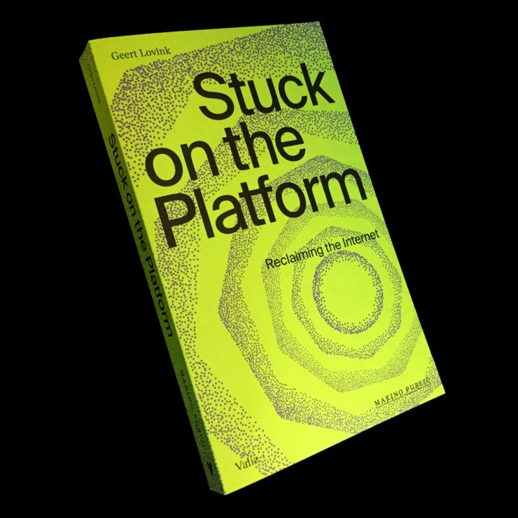 cscolari's tweet photo. Geert Lovink (@glovink) no es Byung-Chul Ha y ya desde las primeras páginas nos ahorra el insoportable lloriqueo tanguero del filósofo coreano-alemán. Una reseña de "Stuck on the Platform" https://t.co/tsUmR9bhXp  @piscitelli @edmundogs @christilcara @FAlbarello @julitoalonso https://t.co/YFeWPDA3eE
