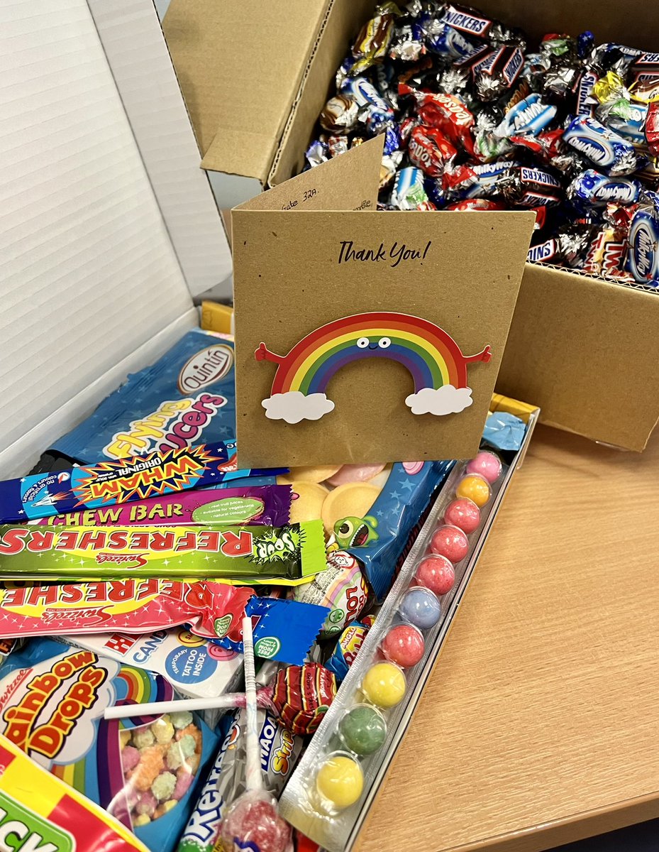 eviegracechalk1's tweet photo. A lovely card and leaving treats from a very appreciative student nurse ❤️ Proud of the team for making our students feel so welcome -#studentnurse #placement #gate32a @DosMyht https://t.co/z8lLhvENBt
