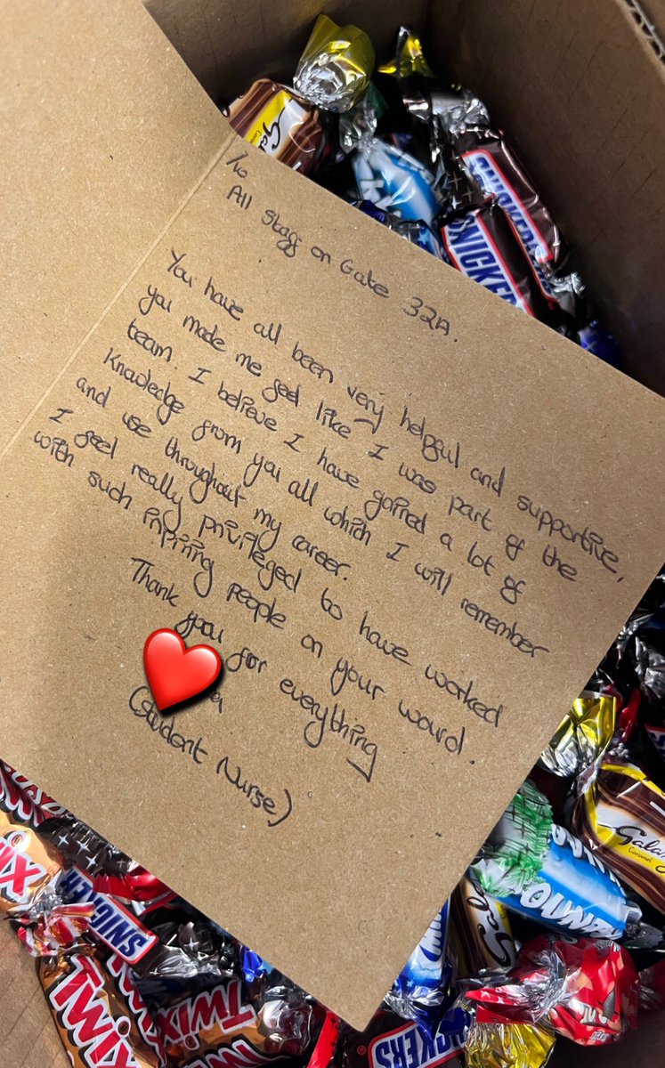 eviegracechalk1's tweet photo. A lovely card and leaving treats from a very appreciative student nurse ❤️ Proud of the team for making our students feel so welcome -#studentnurse #placement #gate32a @DosMyht https://t.co/z8lLhvENBt