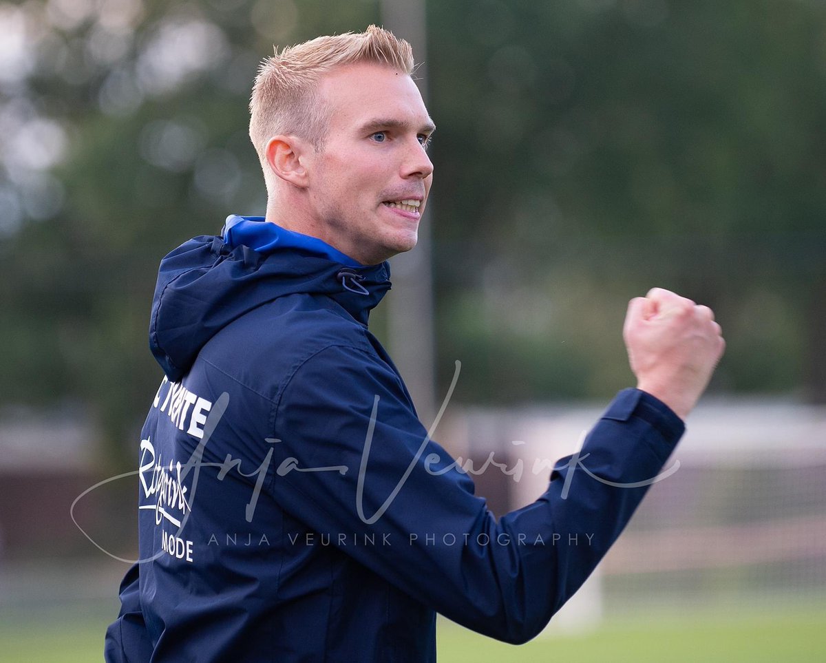 anjaveurink's tweet photo. @tommy_stroot ha Tommy, wanneer ben je de coach van ons nationale vrouwen team?! #tommystroot @WEURO2022 #weuro2022 #tommystroot @NOSsport @NOSvoetbal #nosvoetbal #nossport 👊 https://t.co/ySld2EIhyM