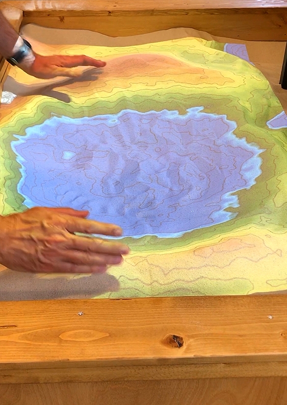 RatioScientiae's tweet photo. Cool and Fun! The Augmented Reality Sandbox #AugmentedRealitySandbox Please click on the link: https://t.co/AyBvK6zHjw https://t.co/Lbp2RX66VY