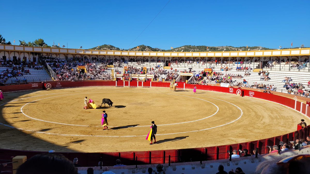 JLambanM's tweet photo. En #Teruel, en la corrida de hoy con @MaytePerez2, @JavierSadaB, @vicenteguilleni, #BenitoRos y otros amigos. Por la mañana, he anunciado un decreto para impulsar los festejos taurinos en todas sus modalidades y clarificar y facilitar su desarrollo y gestión a todos los niveles https://t.co/MYfoNFFfCp