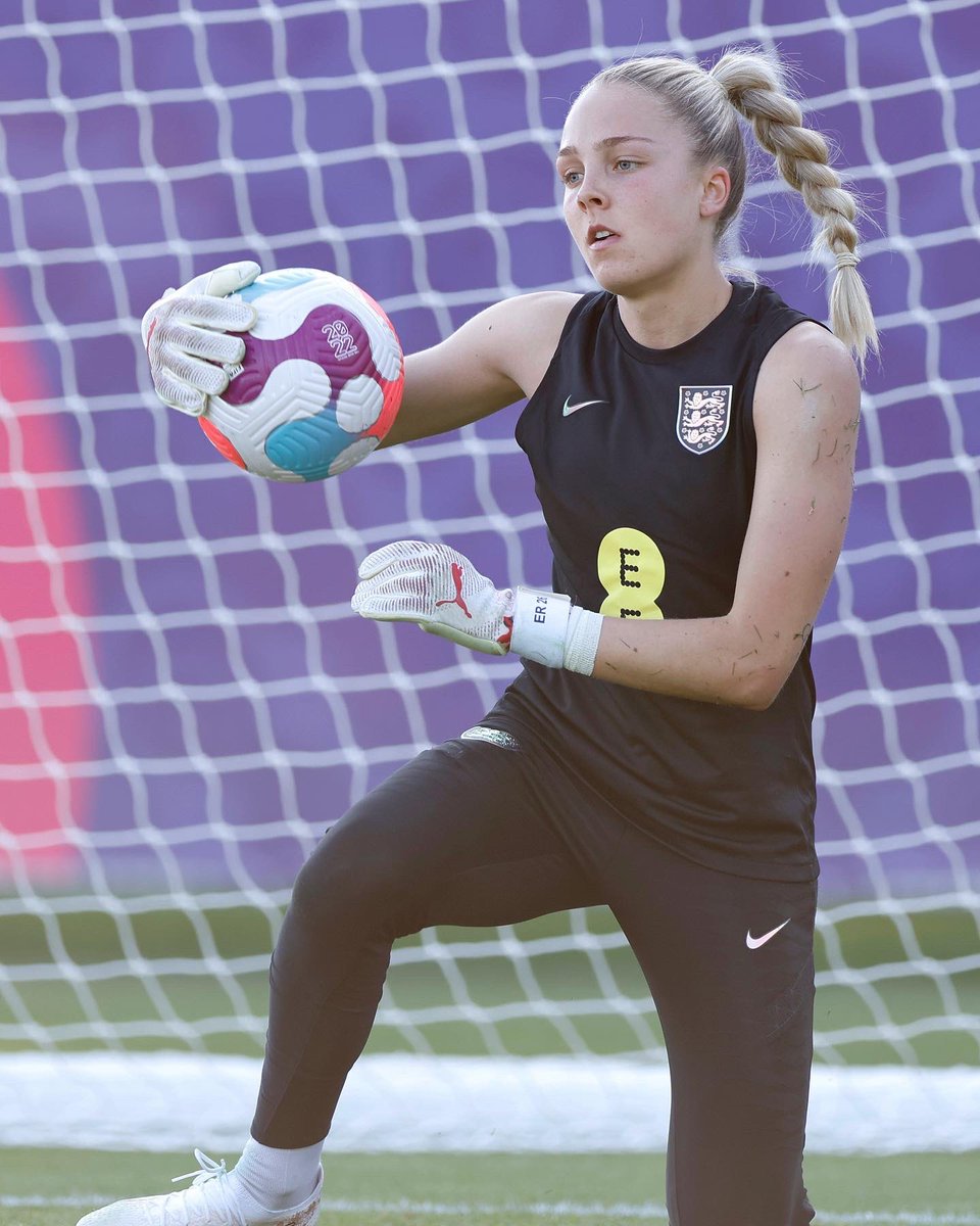 Ellie Roebuck tweet media