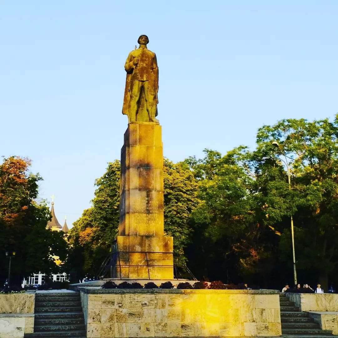 andrew_pantalie's tweet photo. Statuia Soldatului Necunoscut
Parcul 1 Decembrie Oradea
#visitoradea
#honorourheroes https://t.co/AF5Anfuimd