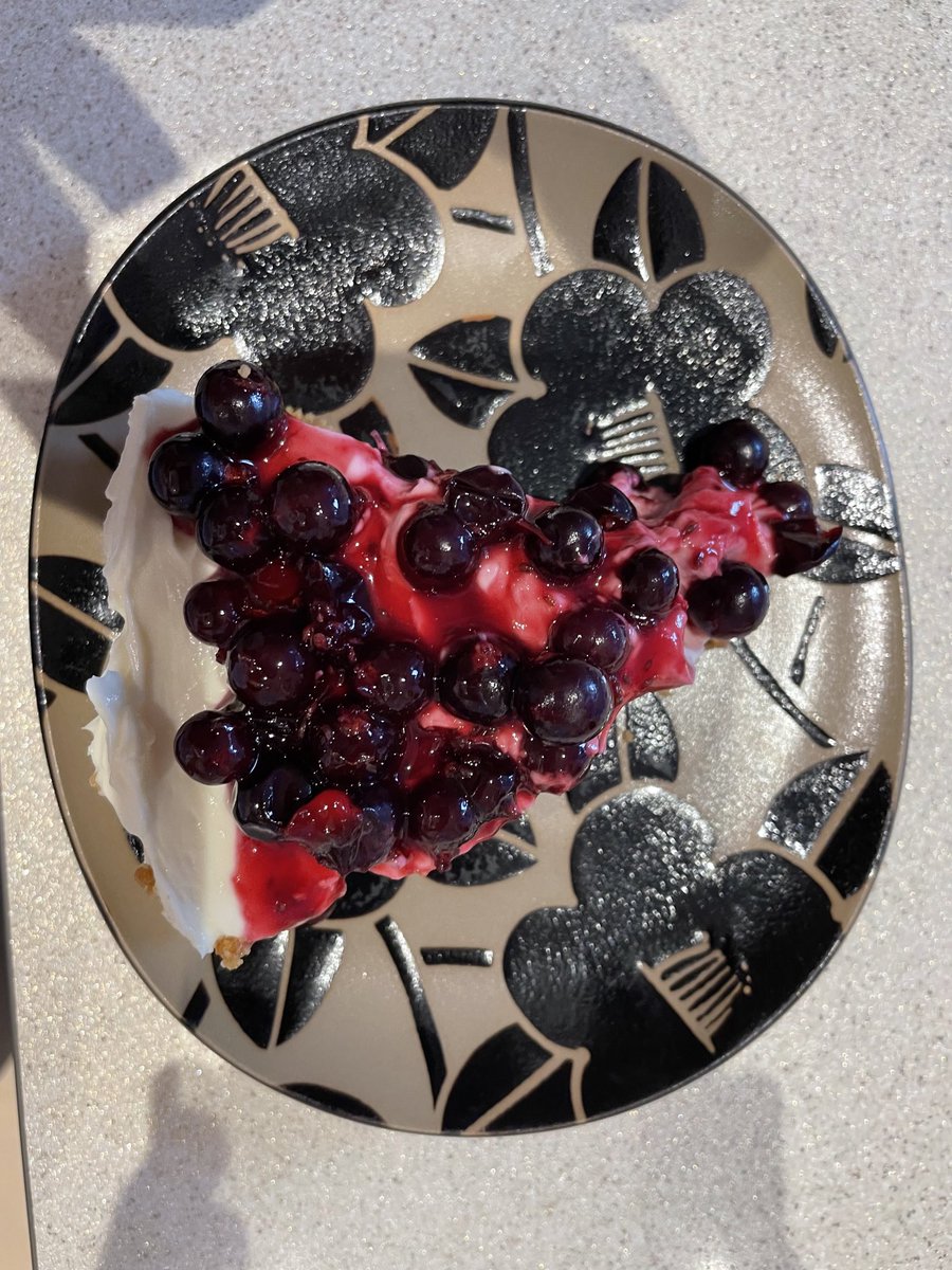 baddershell2010's tweet image. It’s not wrong to be excited when your neighbor brings round homemade cheesecake