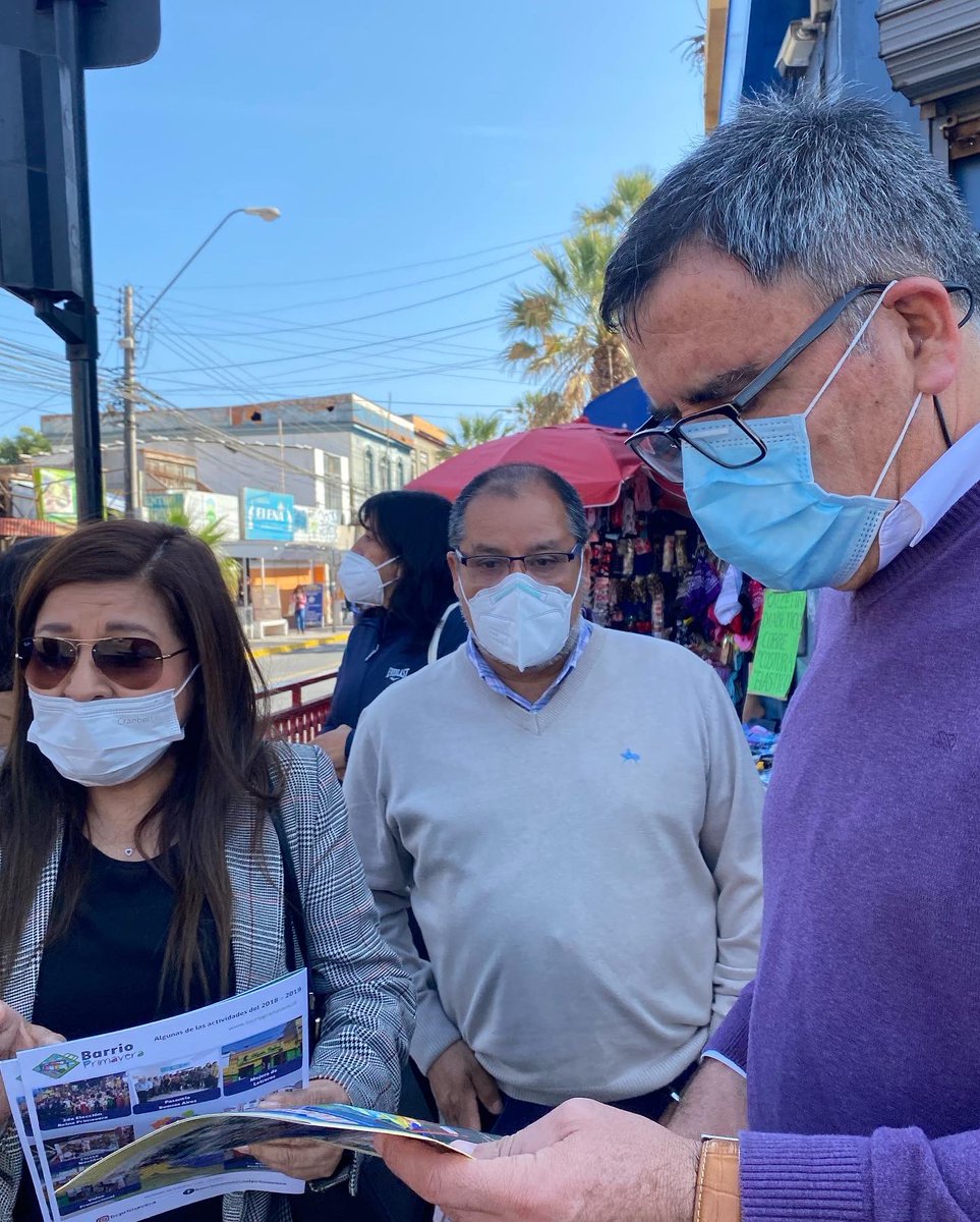 seremieconoxv's tweet photo. Hoy, junto al Seremi de @MH_Arica @alemontalar y DR de @SercotecArica, fuimos a visitar a los BBCC 7 de Junio, Primavera y Bolognesi; para darles a conocer los programas #RecuperatuPyme y #RecuperaTuBarrio en el marco del Plan de Recuperación Inclusiva #ChileApoya https://t.co/v5ykB4LJ3M