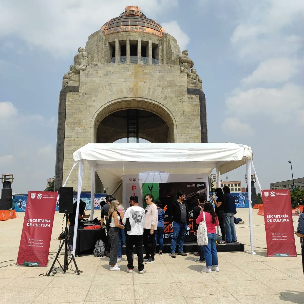 imerhoy's tweet photo. 💽⚡️Te compartimos una galería del #PicnicDeVinil de @reactor105 y @culturaciudadmx desde en el #MonumentoALaRevolución.
¡Hoy hasta las 5 PM! 📻🙌🏾
#NoTeLoPierdas #DiscosDeLeyenda #discosdevinil #PrendeLaRadio #IMERcontigo #SomosRadioPública https://t.co/cbkI99siSm