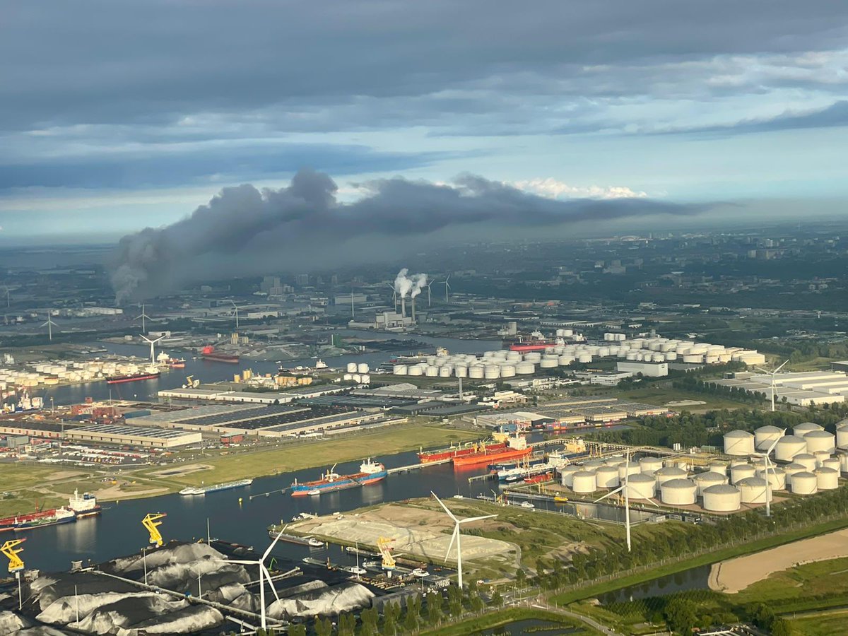 Zojuist is er een NL-Alert uitgegaan vanwege de grote brand aan de Kwadrantweg in het Westelijk Havengebied. "Als u last van de rook heeft: ga naar binnen, sluit ramen en deuren, zet ventilatie uit", is te lezen in het bericht.

at5.nl/artikelen/2159…