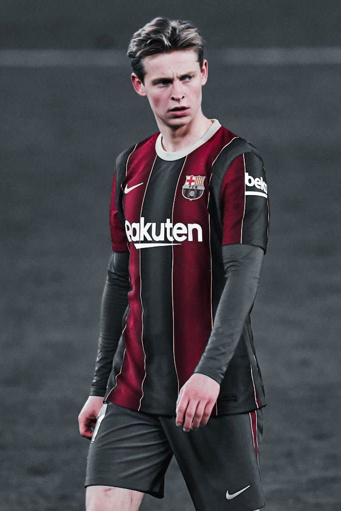 🗣 — <a href="/FabrizioRomano/">Fabrizio Romano</a>:

"Barcelona dihadapkan pada 2 pilihan, menurunkan gaji De Jong atau menjualnya. Frenkie tidak ada intensi untuk mau menurunkan gajinya.”

“Saya rasa, kehadiran Erik ten Hag menjadi faktor penting bagi Manchester United di bursa transfer musim panas ini.”
