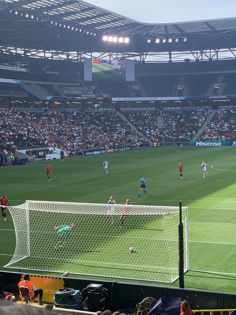 AndreaJPage's tweet photo. @anisah_akhtar @Challney_Girls Other end I think, what a brilliant atmosphere, great play by Spain, tremendous Finish spirit and fantastic support for both teams! https://t.co/PUhzplHuqI