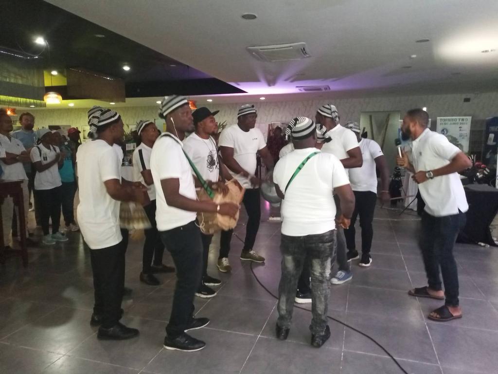 solmusicaeg's tweet photo. Aquí en Directo.

La embajada de Nigeria realizando un Show en la Clausura Oficial de la liga #GetesaGolf2022 

@soldeporte 
#SolMusica #Golf #SolDeporte #GuineaEcuatorial https://t.co/OeHcQ7qIAE