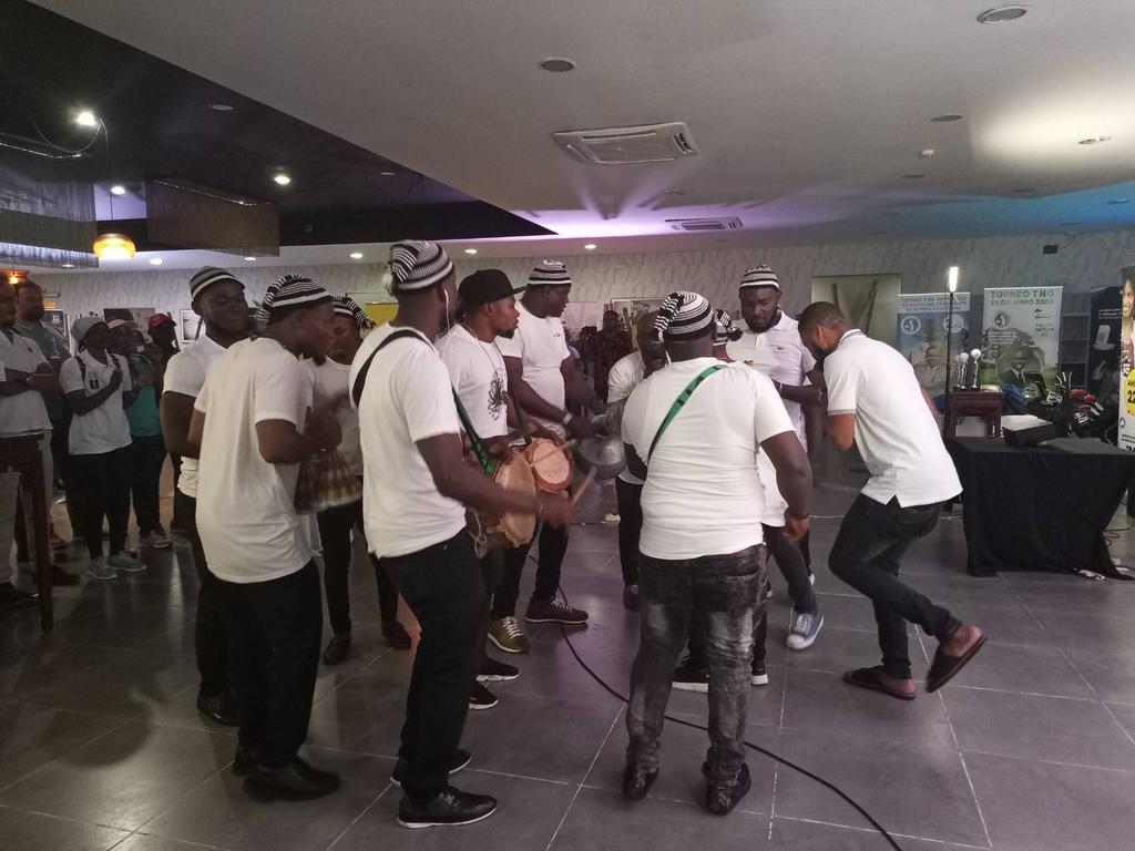 solmusicaeg's tweet photo. Aquí en Directo.

La embajada de Nigeria realizando un Show en la Clausura Oficial de la liga #GetesaGolf2022 

@soldeporte 
#SolMusica #Golf #SolDeporte #GuineaEcuatorial https://t.co/OeHcQ7qIAE