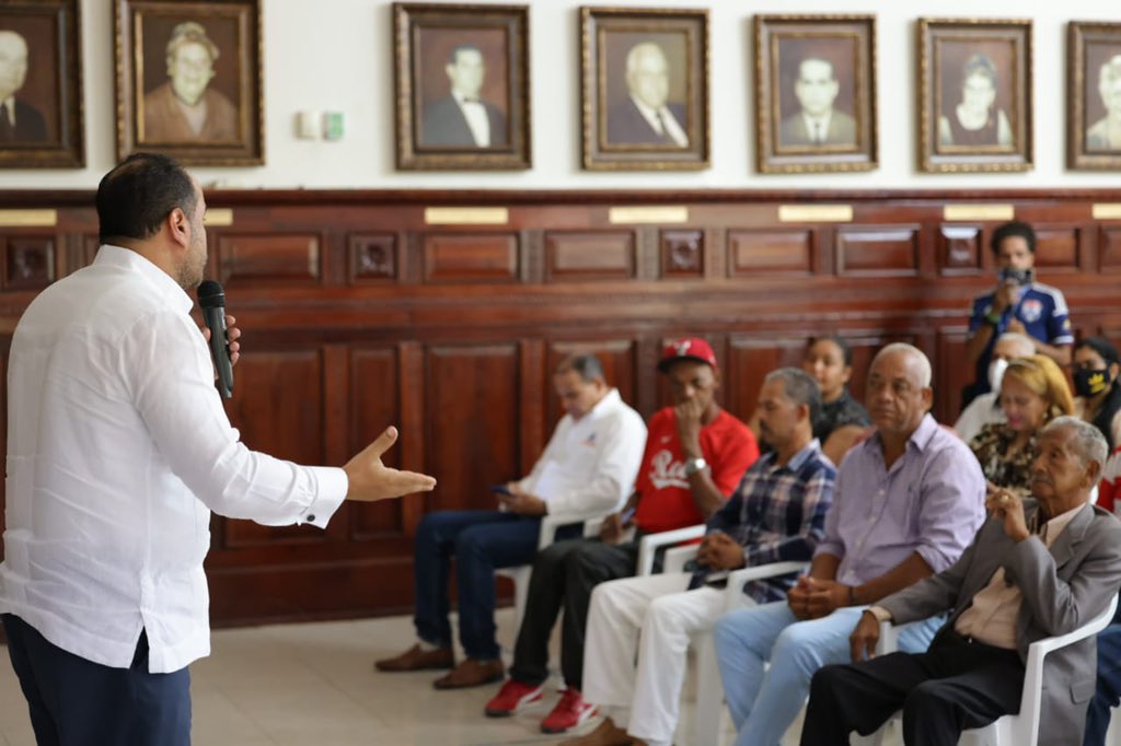 peulloa's tweet photo. Conferencia “Rol del defensor del pueblo” en el Gobernación de Santiago, con el objetivo de concientizar a los ciudadanos respecto a sus deberes y derechos fundamentales.
#construcciondeciudadania
#roldeldefensor https://t.co/QHYISz9E2w