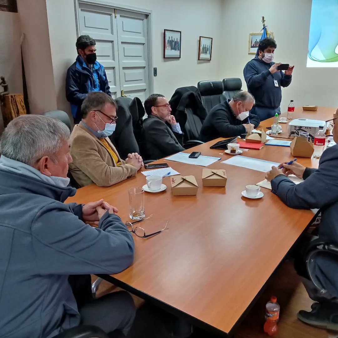 En la <a href="/municabildo/">muni cabildo</a>, para tratar los temas de conectividad y desarrollo vial🚙 de la provincia de #Petorca📌, el DPP <a href="/luis_soto_perez/">Luis Soto Pérez</a> participó en una reunión junto al ministro <a href="/mop_chile/">Ministerio de Obras Públicas🇨🇱</a>, <a href="/GOREValparaiso/">Gobierno Regional de Valparaíso</a> y las y los alcaldes, quienes expusieron sus problemáticas en particular.