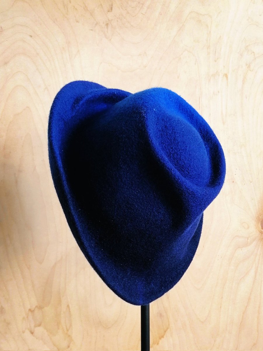 zsofiamarx's tweet image. #bluehat Friday!