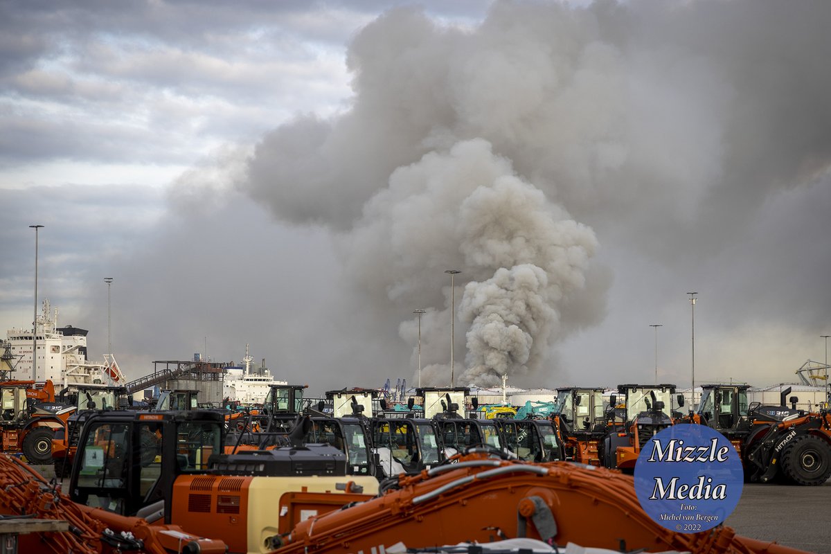 mvbergen's tweet photo. Zeer grote #brand #Kwadrantweg #westhaven #Amsterdam https://t.co/O10okGnPA0