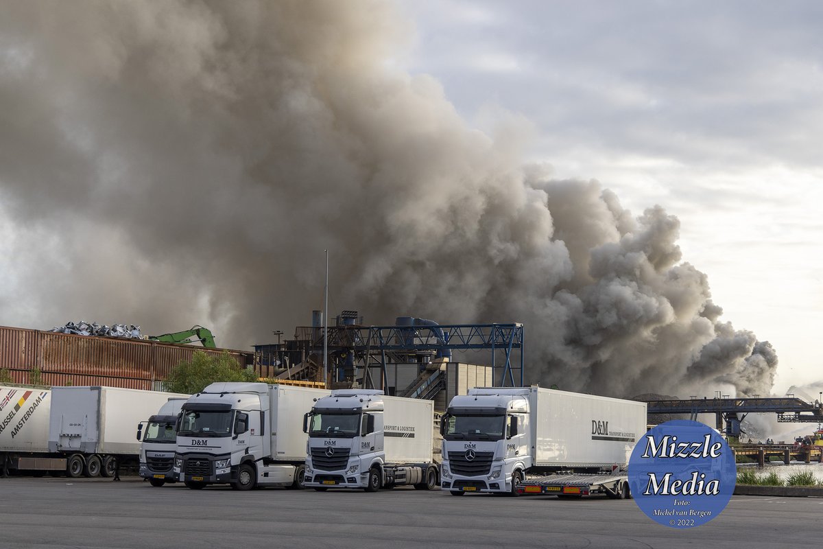 mvbergen's tweet photo. Zeer grote #brand #Kwadrantweg #westhaven #Amsterdam https://t.co/O10okGnPA0
