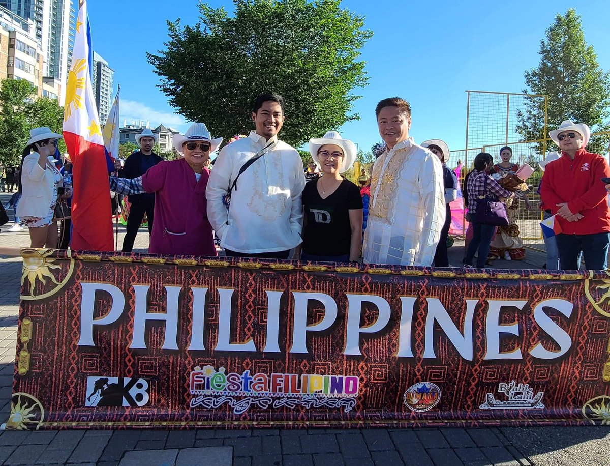 Stampede Parade- Filipino Front liners representing the Banking sector. <a href="/TD_Canada/">TD (Canada)</a> <a href="/maridesescobar/">Maria Escobar</a> <a href="/Noel_LlorenTD/">Noel Lloren</a> @ShawnnetteF_TD 

#StampedeParade 
#Frontliners