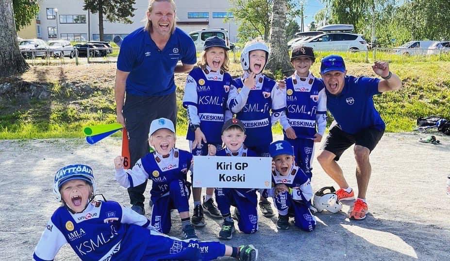 HTawast's tweet photo. Olipa mahti #naperoleiri Kiri G-poikien kanssa. Kolmasosa pojista uskaltautui leirille nauttimaan pesisliikkeen helmestä. On suuri siis Ilo olla ohjaamassa meidän 27 G-pojan ryhmää hienon valmennus teamin kanssa. #näistäpojistakuullaanvielä #pesis #annetaanlapsienpelata https://t.co/XDTAgcG9Jk