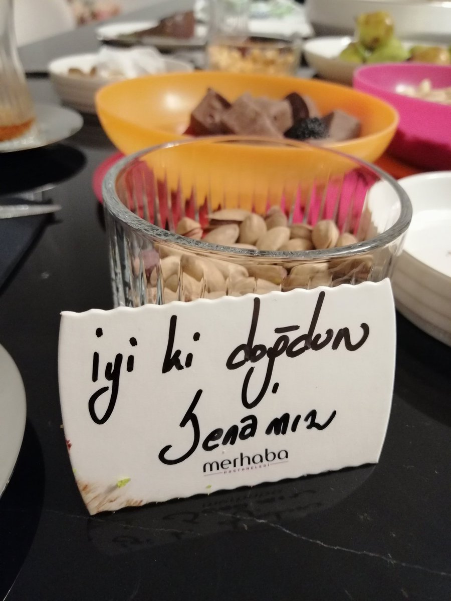 Sevgi enn büyük titreşimdir.
Bi baktımki sürpriizz🎂.Hoş gel yeni yaşım💓