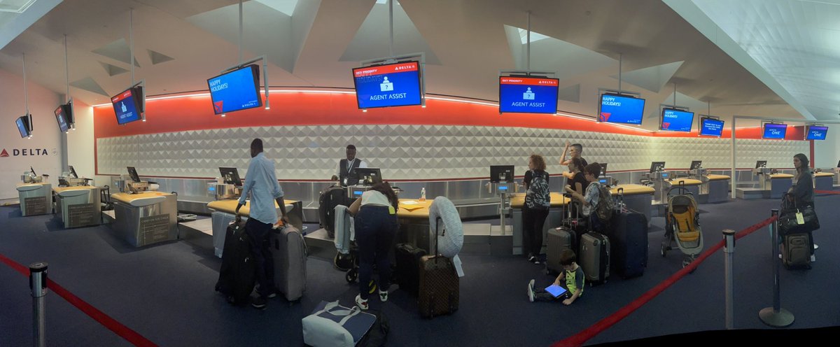 steflnyc's tweet photo. @Delta sky priority desks at JFK airport amazing! Only one desk open…. https://t.co/aevaBtCmcu