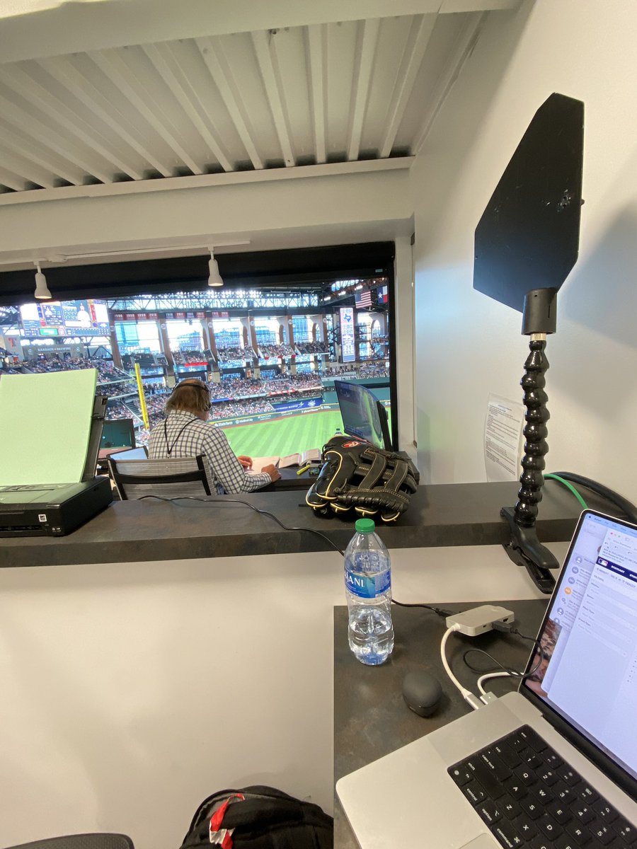9hammertime's tweet photo. In order to see the field, I have to turn 90 degrees to my left. Here’s that view. 👍🏻👍🏻👍🏻👍🏻

I had a better view from my little corner bunker in the Metrodome. https://t.co/5Bkht143x0