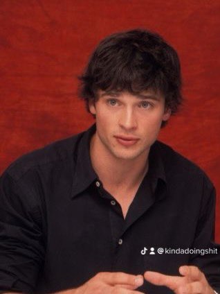 UNBOTHEREDas's tweet photo. Tom welling is SO SEXY https://t.co/Fggnv0hSeo