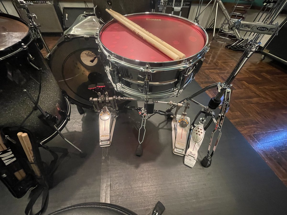michael_5110's tweet photo. 来週はいよいよ九州遠征 Miya-Jickフェス出演😃。遠征用に用意したスネア、ペダルの最終チェック‼️赤のハイドローリックもいい感じ😃
#threethreads #miyajick https://t.co/S9gSWtkUDF