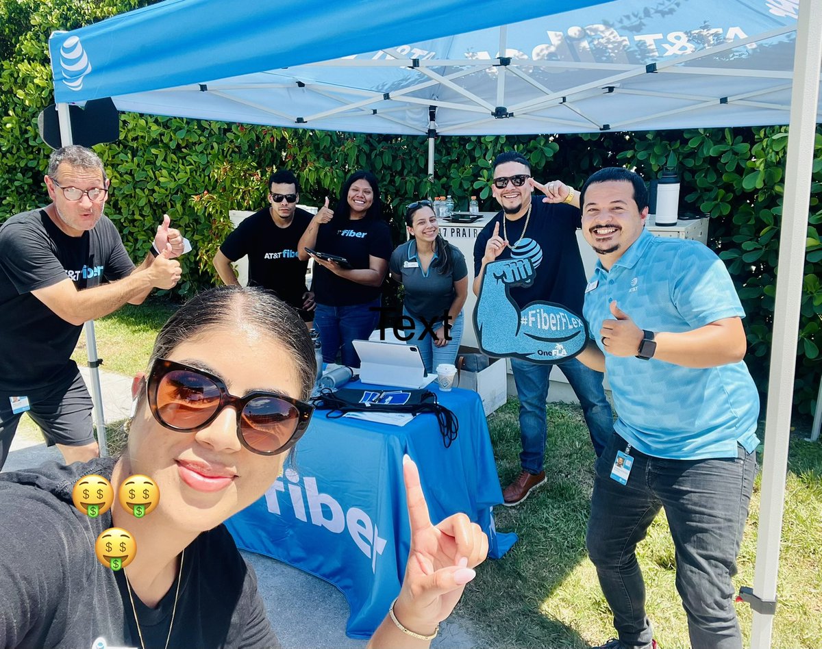 SaidySantiago's tweet image. #FiberFlex with our Prime Miami Beach location💪🏼 
— Got to meet our friendly neighbors while switching them over to our fiber optics🤩
We are the Fibertastic team!

✅What a day! @eniggemann @JaimeLeija9 @RocabadoWilliam @One_FLA @AR_Retail_Chnnl

#pARtnership #SWATsUP #LifeAtATT