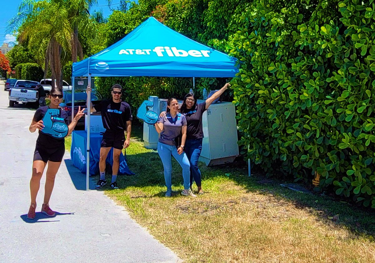 SaidySantiago's tweet image. #FiberFlex with our Prime Miami Beach location💪🏼 
— Got to meet our friendly neighbors while switching them over to our fiber optics🤩
We are the Fibertastic team!

✅What a day! @eniggemann @JaimeLeija9 @RocabadoWilliam @One_FLA @AR_Retail_Chnnl

#pARtnership #SWATsUP #LifeAtATT