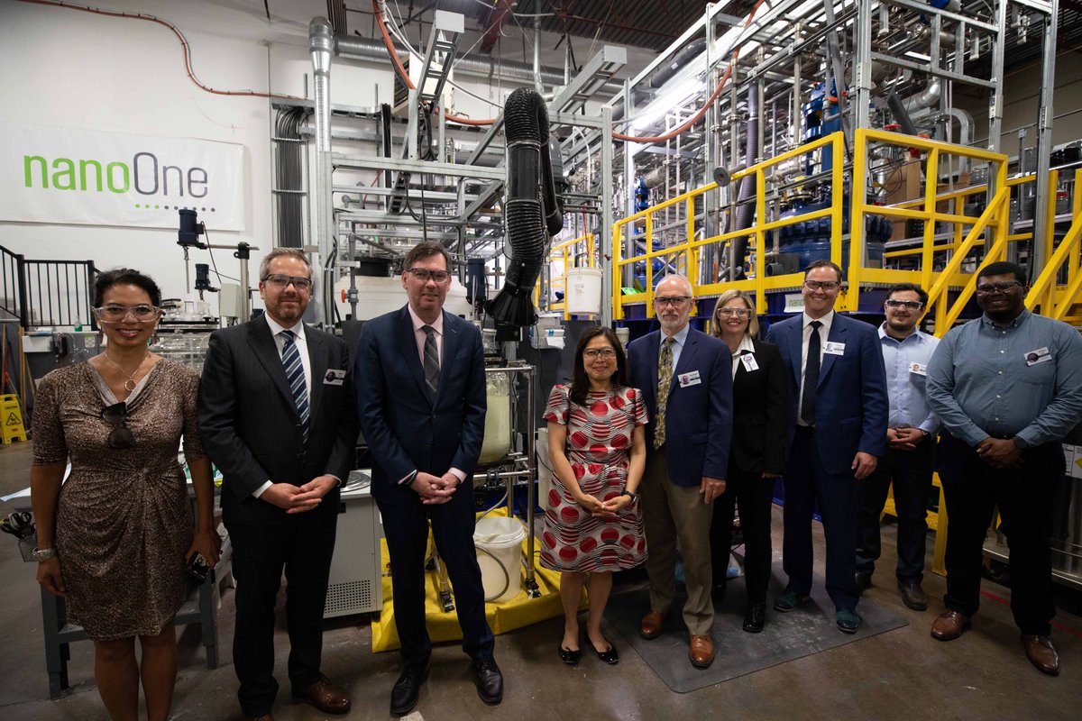 CommerceCanada's tweet photo. Belle visite à une #EntrepriseCan de #TechPropre @NanoOne_NANO où on a discuté de l’économie du futur et du #commerce qui favorise une croissance large et équitable, stimule l'innovation, protège notre environnement commun et a un impact positif sur nos communautés.
#ACEUM https://t.co/qXUNuWeAyK