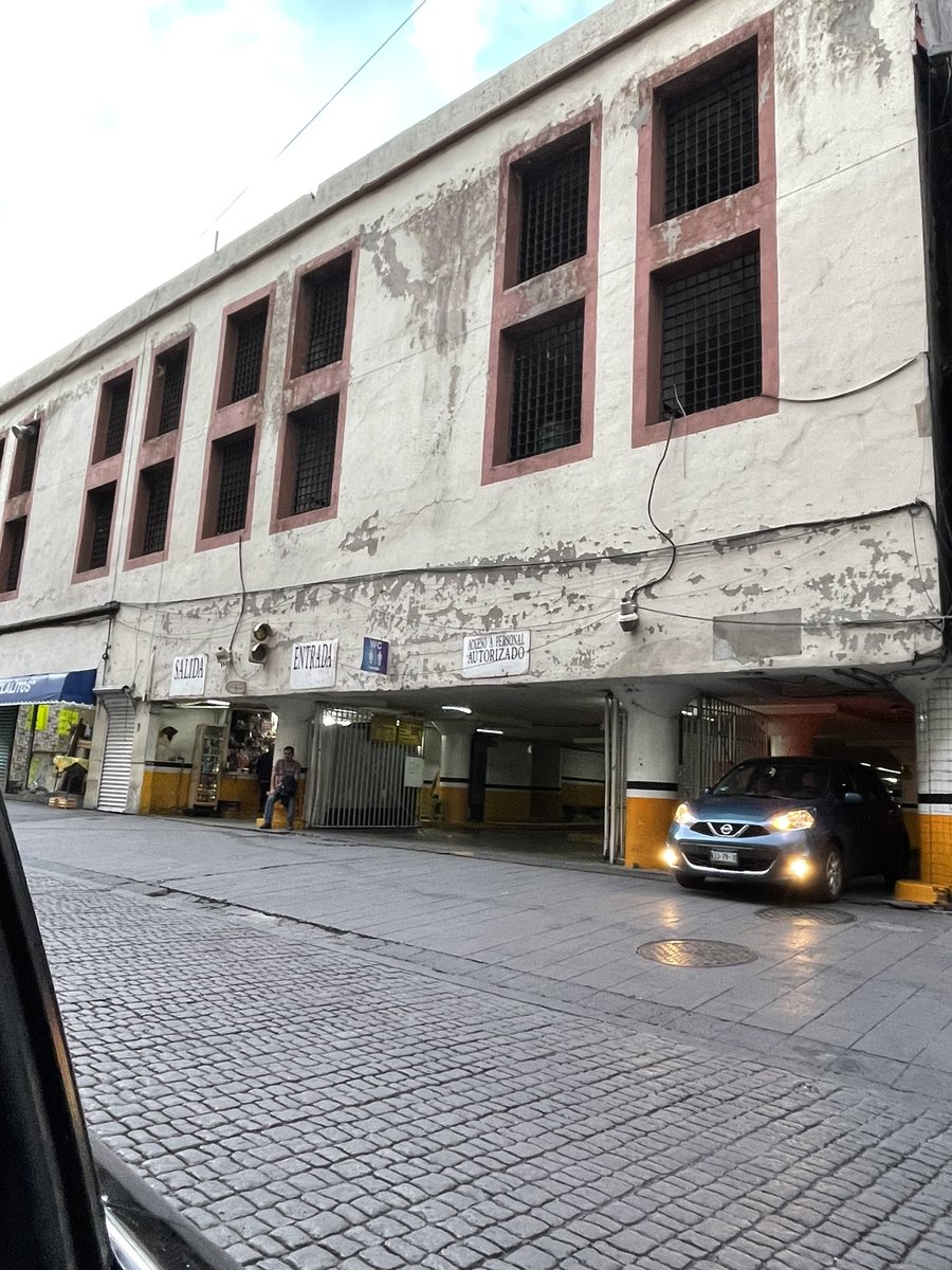 laurapachecocmf's tweet image. Un robo total , @Profeco , estacionamiento del centro histórico cobra 88 pesos por hora si ingresas con camioneta y 44 si es auto, esto está regulado ?? Es un total robo , en la calle maestro Castellano Quinto