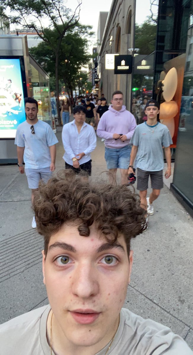 prdfnn's tweet image. je me promène tranquille à mtl et je vois des influenceurs