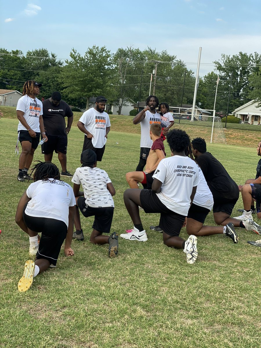 djwhit3D's tweet photo. Day 1 3D Camp great coaches and even better kids‼️✍🏾 https://t.co/ic3hgdELFm