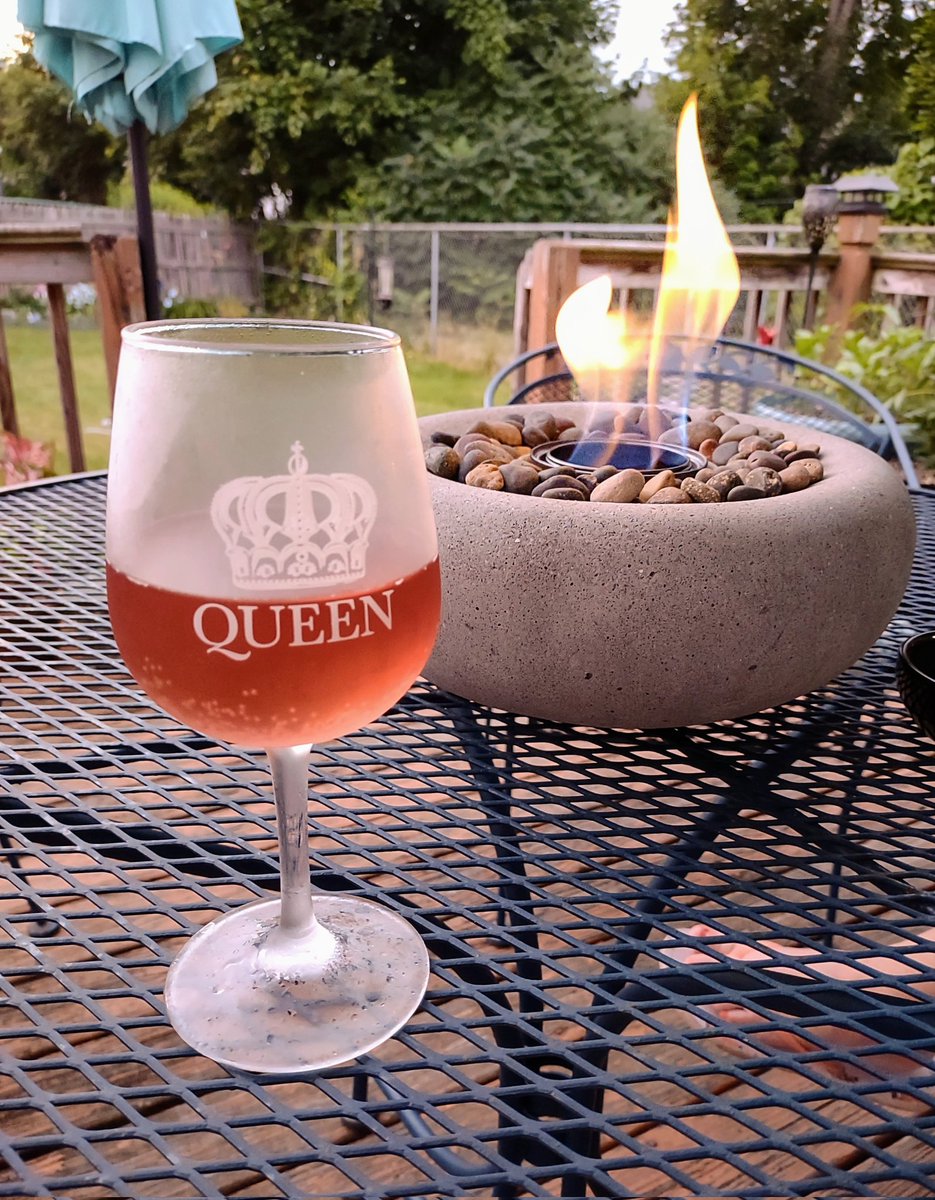 QueenZher0's tweet photo. Chilled glass of wine after a long, hot day. Heaven 🔥🍷🏡
#Hardwork #wineoclock #fire #relax #home #longdrink https://t.co/fmjPj3WoLM