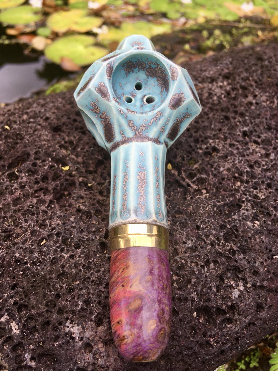 hipipefarm's tweet photo. More new pipes posted on our website. These beautiful bowls were created by Red Alder Studios https://t.co/QPd0doy1l7 in collaboration with Hawaii PipeFarm. Fired at Cone 10 (2300 F!🔥). Check ‘em out!

#hawaiipipefarm #bigislandmade #madeinhawaii #waves #gemstonecut #octopusarms https://t.co/387huiwsW0
